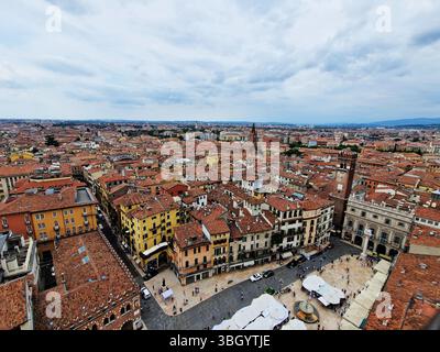 Blick aus der Vogelperspektive auf die historische europäische Stadt mit roten Dächern und Piazza. verona, Italien Stockfoto