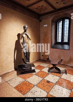 Elegante Julias Bronzestatue in einem historischen Dekorationsraum. Verona, Italien Stockfoto
