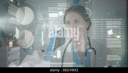 Bild der Benutzeroberfläche mit Datenbank über lächelnden kaukasier Arzt, der mit einem Kollegen diskutiert Stockfoto