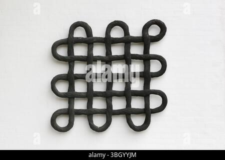 Keltisches Knotensymbol an einer Wand Stockfoto