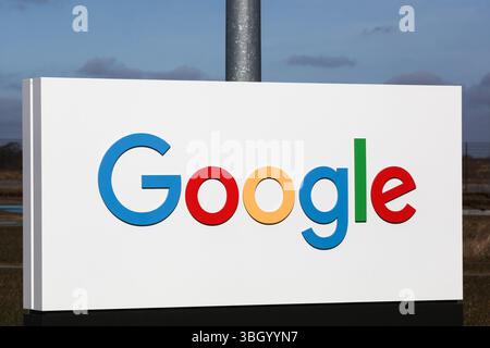 Ougle-Logo auf einem Schild. Google ist ein US-amerikanisches multinationales Technologieunternehmen, das sich auf Internetdienste spezialisiert hat Stockfoto