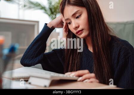 Studentin studiert und Hausaufgaben macht Frau Junge Universität weibliche Leserziehung Schreiben, fokussierte junge Erwachsene engagierte sich für Lernen und akademische Arbeit Stockfoto