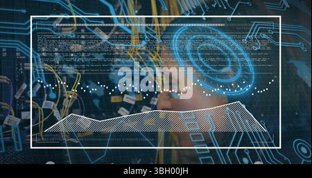 Bild des digitalen Bildschirms über Computerkabel und der kaukasischen Frau, die Server überprüft Stockfoto