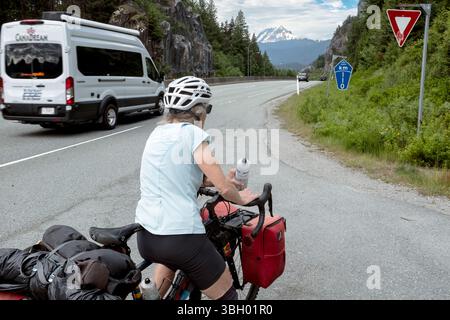 BC00917-00....British Columbia - Radfahren auf dem Highway 99 nach Squamish. Teil der Great Northern Bike Packing Route (GNBR). MR# S1 Stockfoto