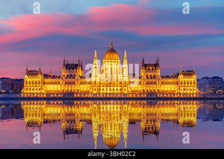 Budapester Parlament reflektiert in der Donau, Sonnenuntergangsfarben, Ungarn. Stockfoto