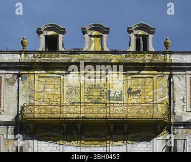 Klassische Fassaden vor dem Verfall - Architektur in Lissabon Stockfoto
