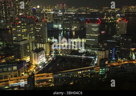 Blick aus der Vogelperspektive über Tokio, die Bucht mit ihren Brücken und Odaiba bei Nacht vom Tokyo World Trade Center, Tokio, Japan. Nahaufnahme der Stadt Tokio Stockfoto