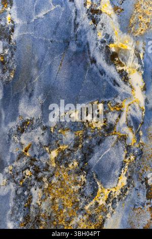 Textur aus blauem und goldenem Marmor mit Keramikfliesen Stockfoto
