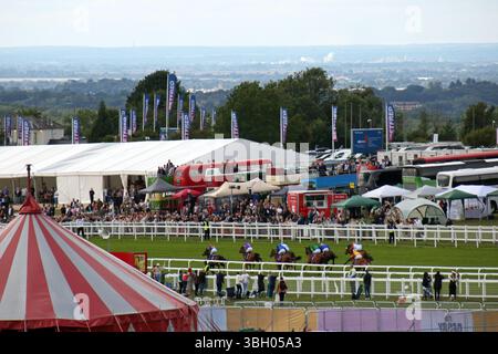 Epsom Downs, Surrey, England, Großbritannien. Juni 2025. Ladies Day Horse Racing auf Epsom Downs Surrey. Die Pferde fahren in die Heimgerade, mit der Nummer 5 Minnie Hauk Riden von Ryan Moore in Purpur, dem späteren Sieger der Oaks in Epsom Downs in Surrey. Quelle: Julia Gavin/Alamy Live News Stockfoto