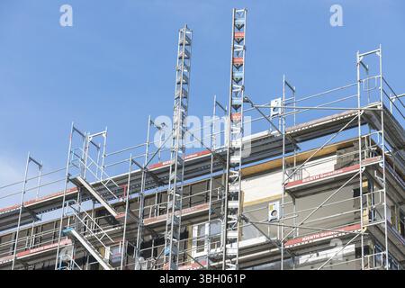 Symbolbild, Wohnbau, Neubau, Eckbau mit weitläufigem Gerüst, Bauindustrie, Handel, Klarhimmel, Baden-Wue Stockfoto