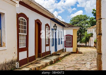 Historische Straße mit Kopfsteinpflaster und Fassaden von Kolonialhäusern in der historischen Stadt Tiradentes, Tiradentes, Minas Gerais, Brasilien, Südamerika Stockfoto