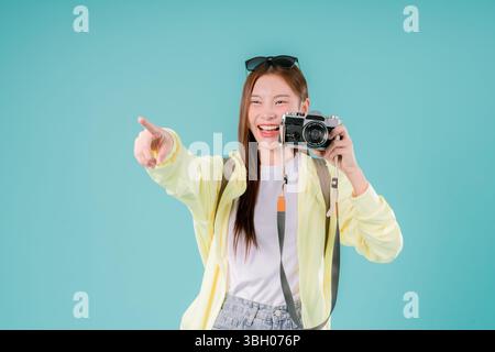 Asiatische Frau Hobby Picture Photo Studio Profession trendige Fotografie Aufnahme, junger Reisende, der Momente mit einer Vintage-Kamera festnimmt, Mode und Stockfoto