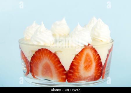 Erdbeerdessert im Glas Stockfoto