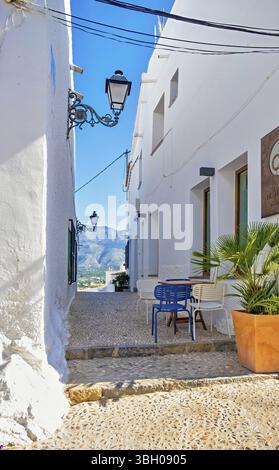 Kleine Gasse mit traditionellen weißen Häusern in der Altstadt von Altea Stockfoto
