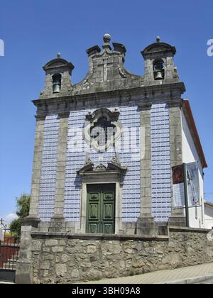 Typische Kirche in Vila Nova de Gaia mit traditioneller gefliester Fassade Stockfoto