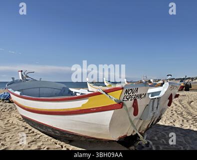 Typisches traditionelles Fischerboot am Strand von Armacao de Pera Stockfoto