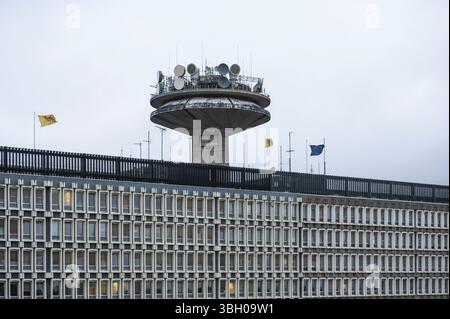 Schaerbeek, Brüssel, Belgien - 10. September 2024 - Kontrollturm und Antenne des RTBF-Sendeunternehmens VRT Stockfoto