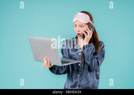 Asiatisch tragender Pyjama Unternehmer Notebook Social Lady, die online arbeitet, Eine junge Geschäftsfrau im lässigen Stil mit Laptop für Arbeit und Studium in einem Mod Stockfoto