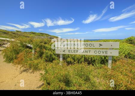 Elephant Cove und Grünen Pool Unterschreiben die Elephant Rocks Spaziergang in William Bay National Park, Western Australia. Dänemark Region in der Nähe von Albany. Beliebte summ Stockfoto