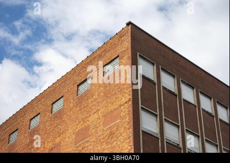 Anderlecht, Hauptstadt Brüssel, Belgien, 13. September 2024 - altes Industriesteingebäude aus Ziegelstein, umgebaut als Wohnblock, Europa Stockfoto