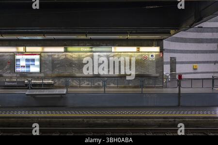 Schaerbeek, Brüssel, Belgien - 10. September 2024 - modernes Interieur der U-Bahn-Station Diamant Stockfoto