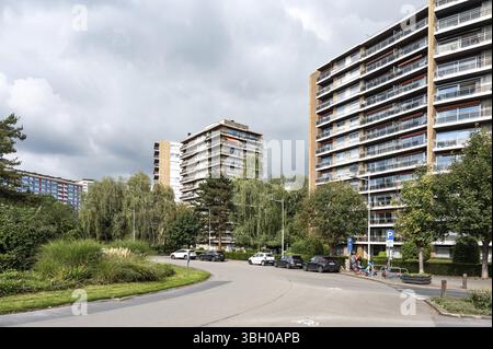Avenue mit Hochhäusern in Ganshoren, Brüssel, Belgien, 2. OKT 2024, Europa Stockfoto