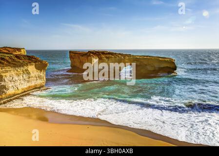 Nahaufnahme des London Arch ein natürlicher Bogen, der durch Erosion im Port Campbell National Park gebildet wurde. Great Ocean Road, Victoria State, South Australia Stockfoto
