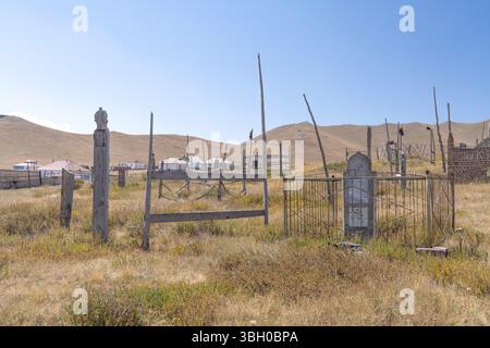 Der Blick auf den alten traditionellen Friedhof in einem kleinen abgelegenen Dorf in Kirgisistan Stockfoto