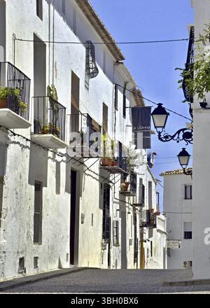 Traditionelle weiße Hausfassaden in der Altstadt von Altea Stockfoto