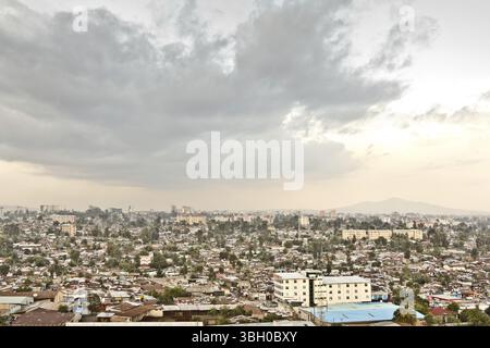 Luftaufnahme der Stadt Addis Abeba, zeigt die dicht gepackten Häuser Stockfoto