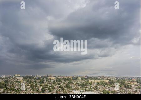 Luftaufnahme der Stadt Addis Abeba, zeigt die dicht gepackten Häuser Stockfoto