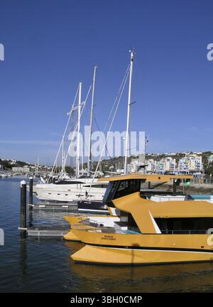 Tolle Boote in der modernen Albufeira Marina mit blauem Himmel Stockfoto
