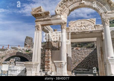 EPHESUS, TÜRKEI: Marmorreliefs in der historischen antiken Stadt Ephesus, in Selcuk, Izmir, Türkei. Medusa-Figur mit Ornamenten von Akanthusblättern, Detai Stockfoto