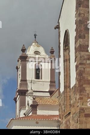 Turm und Gang der historischen Kirche von Silves Stockfoto