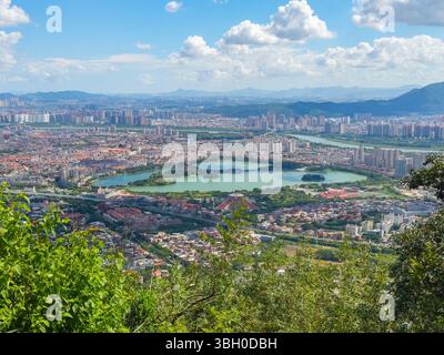 Quanzhou City aus der Vogelperspektive einschließlich des historischen Stadtteils Licheng und des Xihu (Westsee) Parks, vom Gipfel des Mount Qingyuan, Quanzhou, Provinz Fujian, China. Stockfoto