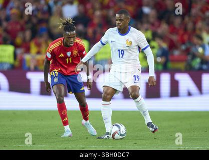 Stuttgart, Deutschland. Juni 2025. Pierre Kalulu #19 aus Frankreich tritt um den Ball, das Tackling, das Duell, den Header, zweikampf, Kampf gegen Nico Williams #11 von Spanien im Halbfinalspiel der UEFA Nations League 2025 SPANIEN - FRANKREICH 5-4 in der Saison 2024/2025 am 5. Juni 2025 in Stuttgart. Fotograf: ddp Images/STAR-Images Credit: ddp Media GmbH/Alamy Live News Stockfoto