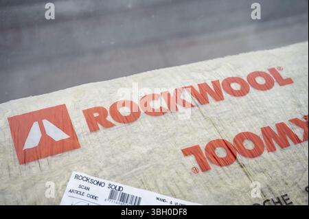 Schaerbeek, Brüssel, Belgien - 10. SEP 2024 - Rockwool oder Glaswolle zur Akustikisolierung Stockfoto