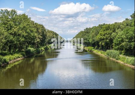 Der Dortmunder Ems-Kanal und das grüne Ufer mit Radwegen rund um Geeste-Dalum, Niedersachsen, Deutschland, Europa Stockfoto
