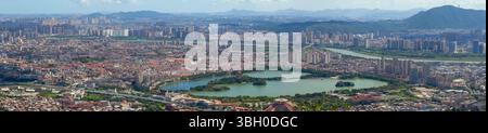 Quanzhou City aus der Vogelperspektive einschließlich des historischen Stadtteils Licheng und des Xihu (Westsee) Parks, vom Gipfel des Mount Qingyuan, Quanzhou, Provinz Fujian, China. Stockfoto