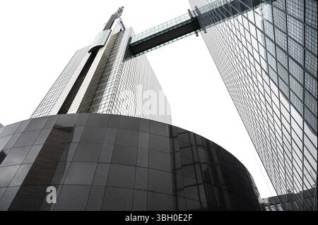 Schaerbeek, Region Brüssel-Hauptstadt, Belgien - 18. Juni 2024 - flacher Blick über den Hauptsitz des Proximus-Turms Stockfoto
