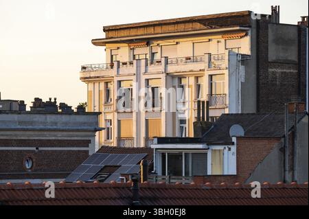 Jette, Brüssel, Belgien, 19. Juni 2024 - Appartementblock muss während der goldenen Stunde gewartet werden, Europa Stockfoto