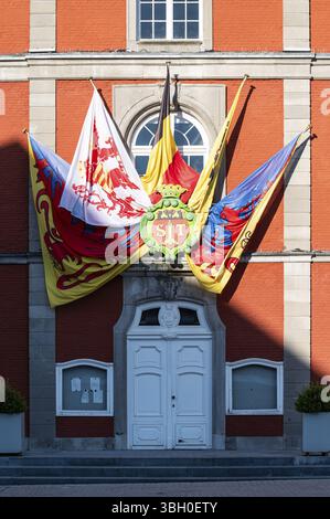 Sint-Truiden, Limburg, Belgien, 9. August 2024 - Wappen und Flaggen im Rathaus, Europa Stockfoto