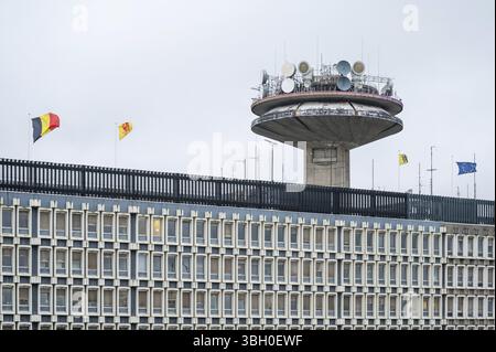 Schaerbeek, Brüssel, Belgien - 10. September 2024 - Kontrollturm und Antenne des RTBF-Sendeunternehmens VRT Stockfoto