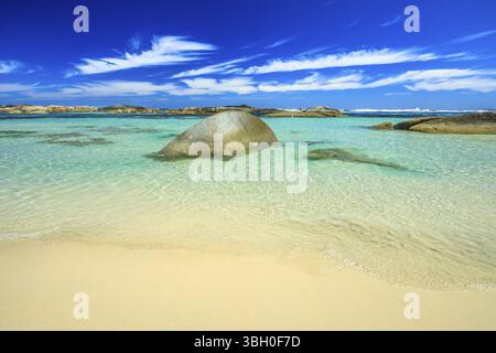 Tapete mit Meereshintergrund. Geschützte Gewässer des Greens Pool in William Bay NP, Dänemark, Westaustralien. Tropische Landschaft des beliebten australischen Trav Stockfoto