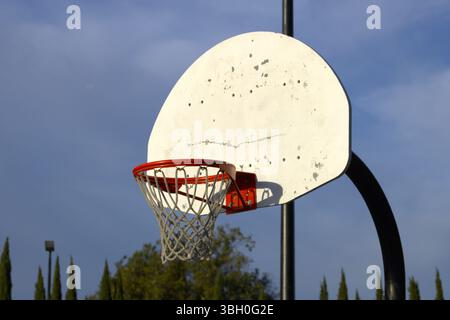 Basketballkorb mit blauem Himmel dahinter Stockfoto