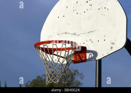 Basketballkorb mit blauem Himmel dahinter Stockfoto
