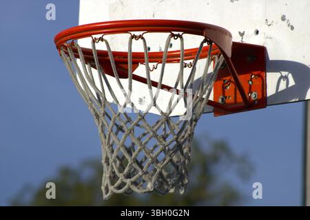 Basketballkorb mit blauem Himmel dahinter Stockfoto