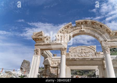 EPHESUS, TÜRKEI: Marmorreliefs in der historischen antiken Stadt Ephesus, in Selcuk, Izmir, Türkei. Medusa-Figur mit Ornamenten von Akanthusblättern, Detai Stockfoto
