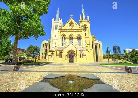 Vorderansicht der St. Mary's Cathedral in Perth, Western Australia. Kathedrale der Unbefleckten Empfängnis der Heiligen Jungfrau Maria mit sonnigen und blauen s Stockfoto