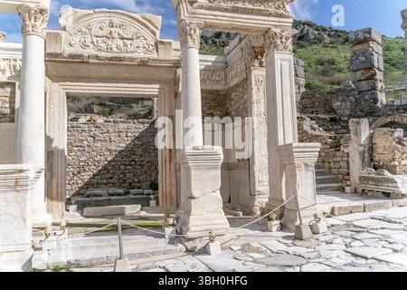 EPHESUS, TÜRKEI: Marmorreliefs in der historischen antiken Stadt Ephesus, in Selcuk, Izmir, Türkei. Medusa-Figur mit Ornamenten von Akanthusblättern, Detai Stockfoto